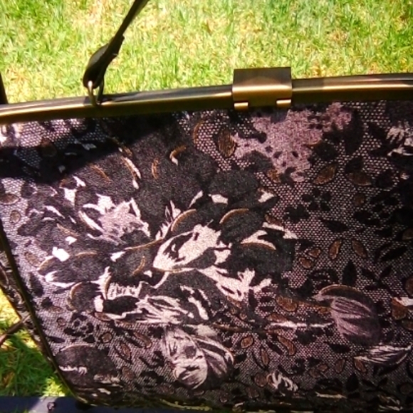 CLASSY 🛍️ - Picture 2 of 4